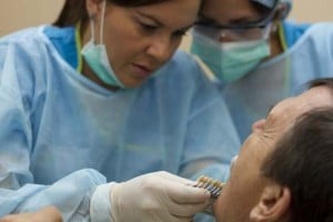 Dentista con paciente - Vacaciones Dentales - Servicios Dentales Costa Rica